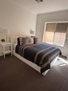 Private, Central, Sunny Guest Room in Welcoming Home