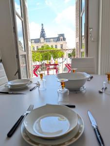 Le Castille dOr Elégant, en face de lHôtel de Ville