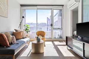 Stylish 2BR Apt Steps from Vic Market with Parking