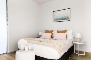 Stylish 2BR Apt Steps from Vic Market with Parking