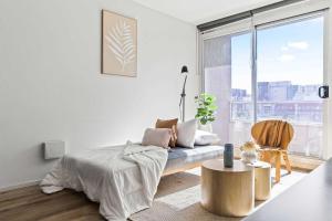 Stylish 2BR Apt Steps from Vic Market with Parking