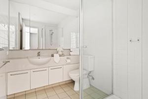 Stylish 2BR Apt Steps from Vic Market with Parking