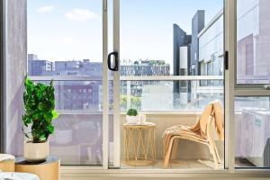 Stylish 2BR Apt Steps from Vic Market with Parking