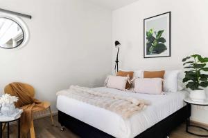 Stylish 2BR Apt Steps from Vic Market with Parking