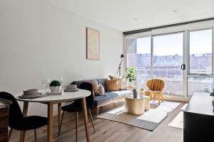 Stylish 2BR Apt Steps from Vic Market with Parking