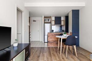 Stylish 2BR Apt Steps from Vic Market with Parking