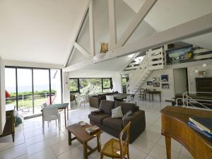 Maisons de vacances Maison spacieuse a 400m de la plage des Govelins, vue mer - FR-1-639-138 : photos des chambres