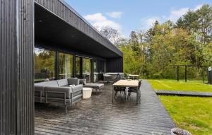 3 Bedroom Beautiful Home In Ebeltoft