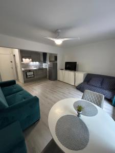 Grand Studio 4 couchages Gare routière et train station Plages et Casino à pied Nespresso Netflix fast Wifi