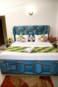 Divine India Service Apartment 3Bhk, 2B Saket