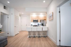 Pacific Pearl 2 bed Apt with FREE PARKING in Santa Monica