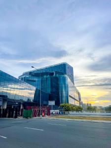 1BR with Queen Bed and Balcony, Walk to Okada