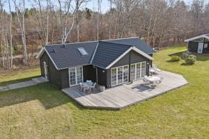 Modern Holiday Home With Large Garden Near Beach