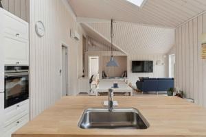 Modern Holiday Home With Large Garden Near Beach