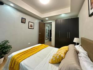 Spacious 1BR Condo with 300mbps WiFi in BGC