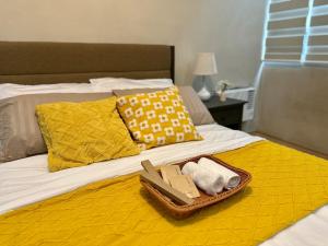 Spacious 1BR Condo with 300mbps WiFi in BGC