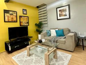 Spacious 1BR Condo with 300mbps WiFi in BGC
