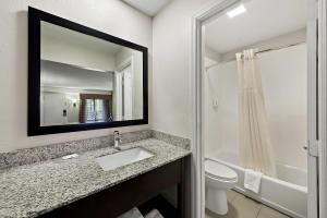 King Room - Smoking  room in Quality Inn Raeford