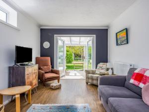 Charming South Coast Family Home Pass The Keys