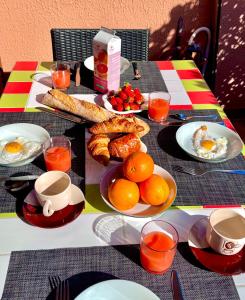 APPARTEMENT ET SA JOLIE TERRASSE Le Lavandou Saint Clair, a deux pas de la plage de St Clair, au calme, Studio tout équipé, clim, Wifi Fibre, TV connectée, lave linge, lave vaisselle, place de parking et plus, serviettes et draps fournis