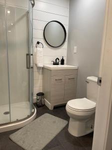 Cozy Private Suite with HOT TUB fire pit and AC!