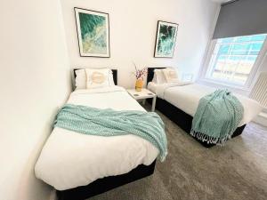 Full Sea Views Top Floor Apt Sleeps 6 on Promenade Shore Vibes