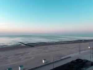 Digue de Westende, studio avec coin nuit, piscine, vue mer et plage fantastique