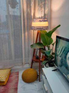 Stay-by-the-bay, 2bed garden apt with lounge bdrm