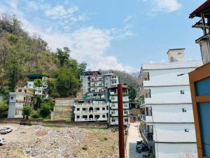 Hotel Mahadev Restaurant & Cafe !! In House Scooty For Rent ! River Rafting ! Bungee Jumping