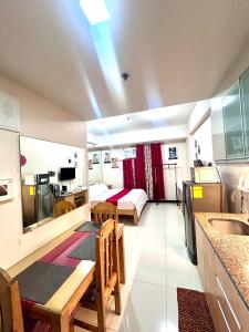 staycation near manila airport across NAIA terminal 3,13 min drive to terminal 2 and 1, Vexy Condotel located at 101 newport manila