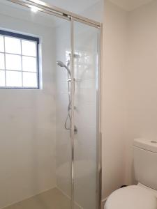 Luxury Cosy apt, close to airport, opposite park