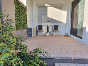 Luxury Cosy apt, close to airport, opposite park