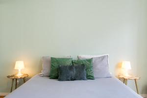 Spacious, Bright and Newly Renovated 2 Bedroom Apartment, Lisbon Historical Center, Madragoa