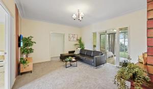 King Bed, Shared Bath, 5BR Home In Beenleigh For 2