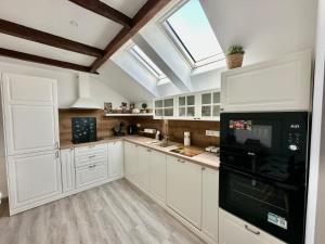 New sunny 3-room apartment with parking and air conditioning