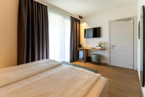 Classic Double Room with Side Lake View room in Hotel Europa