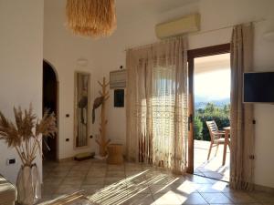 Villa Allegria, romantic luxury 300m from the beach, heated pool, firepit and sauna