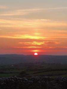 Seaview and Sunsets, Entire place, private entrance, Large Bedroom, Full kitchen and bathroom