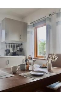 Seaview and Sunsets, Entire place, private entrance, Large Bedroom, Full kitchen and bathroom