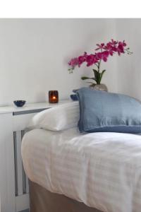 Seaview and Sunsets, Entire place, private entrance, Large Bedroom, Full kitchen and bathroom