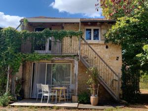 B&B / Chambres d'hotes Hameau du HOUR - Chambre d-Hotes et Gites : Chambre Quadruple - Vue sur Jardin