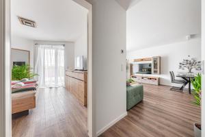 Zenit Sunrise Oasis -Garage, Balcony & Smart TV