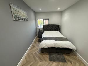 Luxurious 3 bedrooms flat near New Cross,Wolverhampton