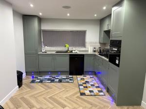 Luxurious 3 bedrooms flat near New Cross,Wolverhampton No Parties or events