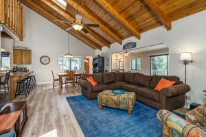 3 Wild Turkeys Family Friendly Home