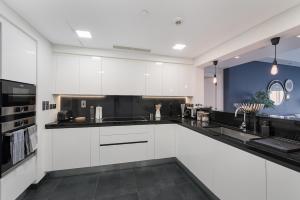 Free housekeeping visits during your stay - StayShort - Superb 3BR in Palm Jumeirah With Unmatched Views