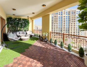 Free housekeeping visits during your stay - StayShort - Superb 3BR in Palm Jumeirah With Unmatched Views