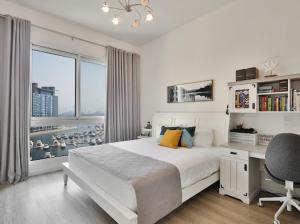 Free housekeeping visits during your stay - StayShort - Superb 3BR in Palm Jumeirah With Unmatched Views