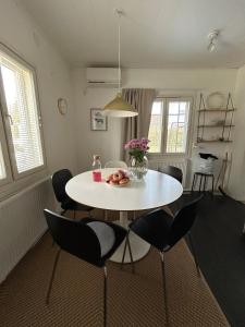 Large House - Sauna, Backyard & Tranquility