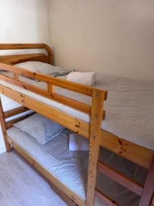 APPARTEMENT ET SA JOLIE TERRASSE Le Lavandou Saint Clair, a deux pas de la plage de St Clair, au calme, Studio tout équipé, clim, Wifi Fibre, TV connectée, lave linge, lave vaisselle, place de parking et plus, serviettes et draps fournis